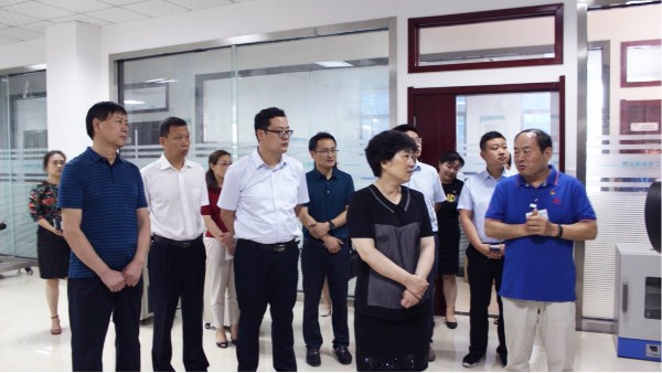 上街區區委書記宋潔蒞臨我司參觀指導